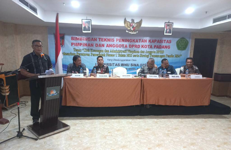 Ketua DPRD Padang Syafrial Kani saat membuka Bimtek dalam rangka peningkatan kapasitas pimpinan dan anggota di Batam.